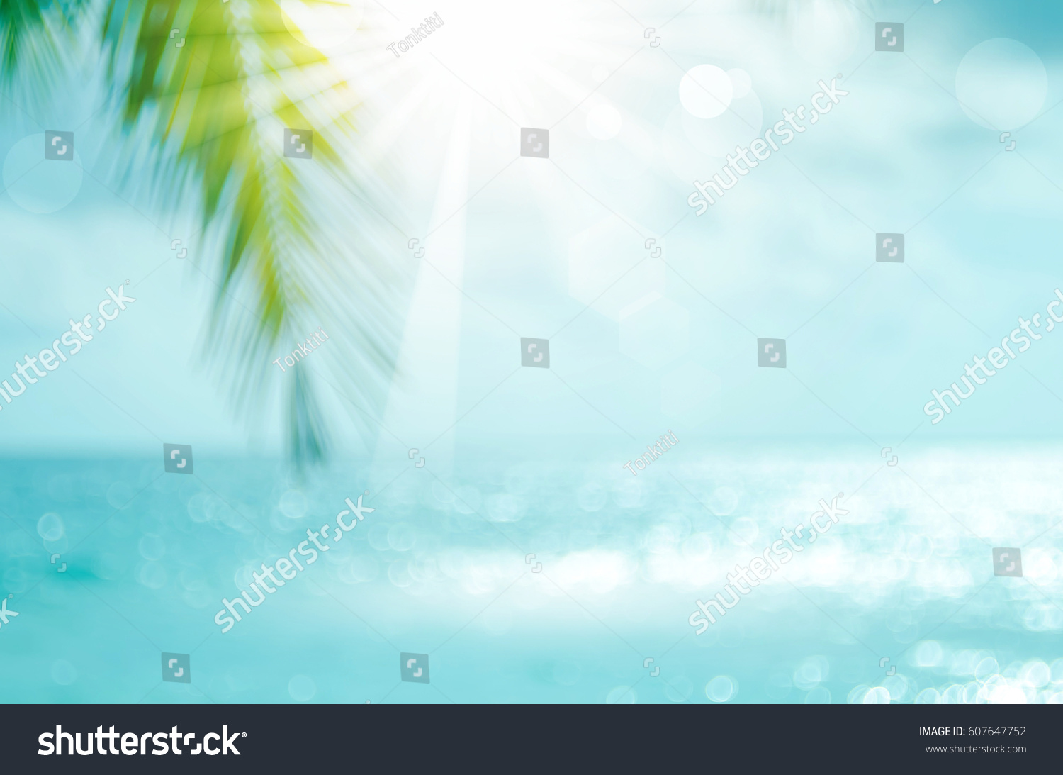 Blur schöne Natur grüne Palmenblätter auf tropischem Strand mit Bokeh-Sonnenlicht Welle abstrakten Hintergrund. Kopienraum des Sommerurlaubs- und Geschäftsreisekonzepts. Vintage-Tonfilter-Effekt-Farbstil – Stockfoto