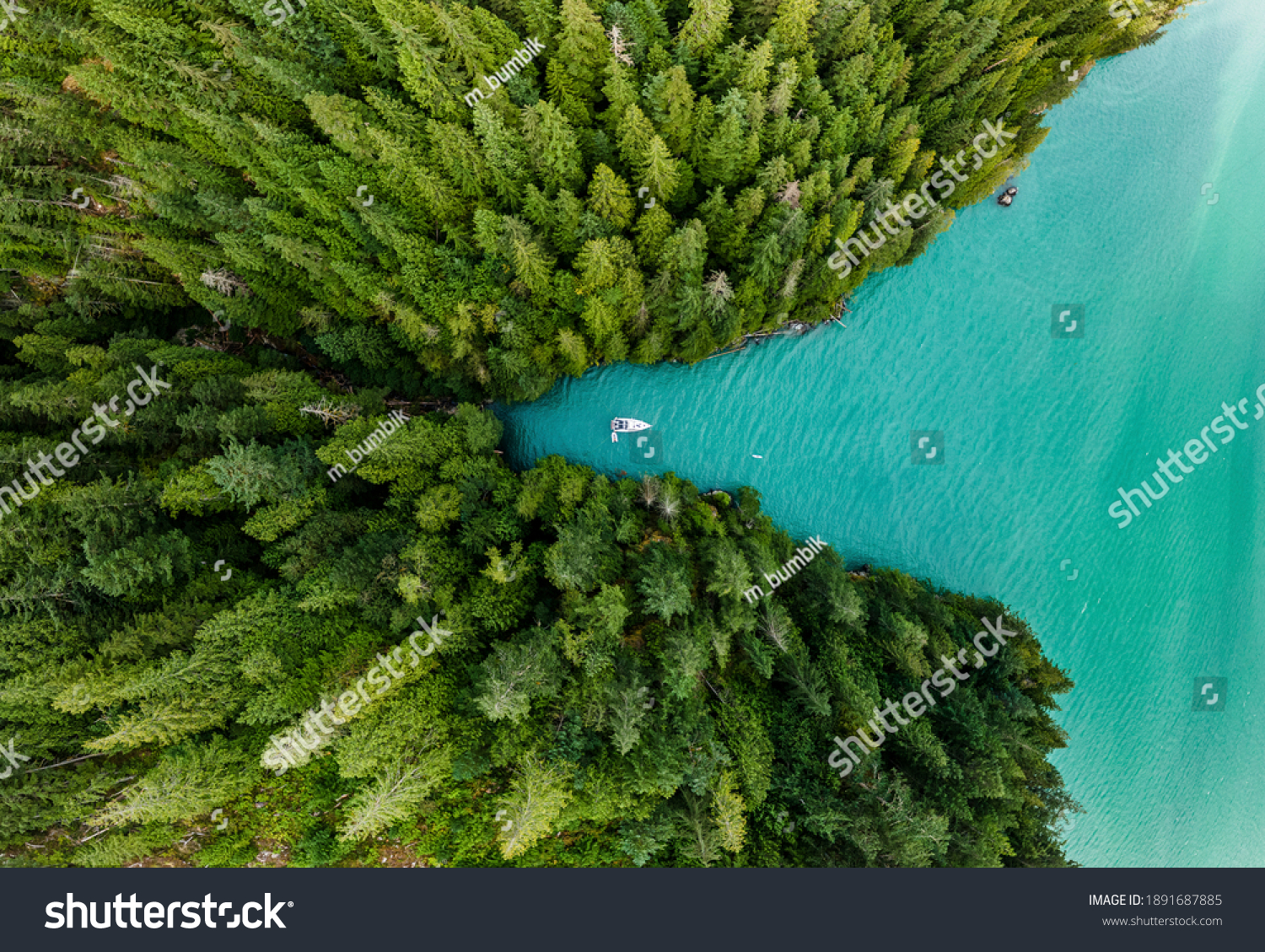 Boote, die in einer Bucht mit grünen Wäldern um die Luft gepflegt sind – Stockfoto